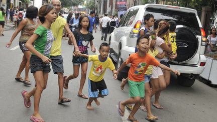 Sc&egrave;ne de panique &agrave; Cebu, aux Philippines, apr&egrave;s le s&eacute;isme de 6,8 de magnitude qui a frapp&eacute; la zone le 6 f&eacute;vrier 2012. (AFP)