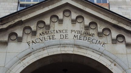 La façade de l'université de médecine et de pharmacie de Paris. (LOIC VENANCE / AFP)