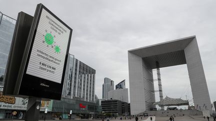 Vue de la Grande arche de la Défense, le quartier d'affaires près de Paris, le 16 mars 2020. (LUDOVIC MARIN / AFP)