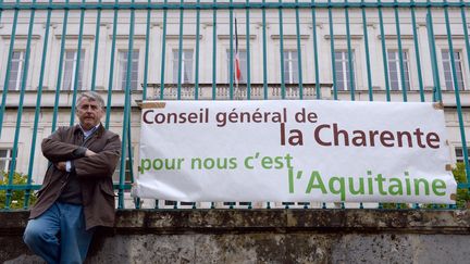 Le s&eacute;nateur socialiste, Michel Boutant, le 13 juillet 2014 lors de son sit-in devant la pr&eacute;fecture de Charente, &agrave; Angoul&ecirc;me. (MEHDI FEDOUACH / AFP)