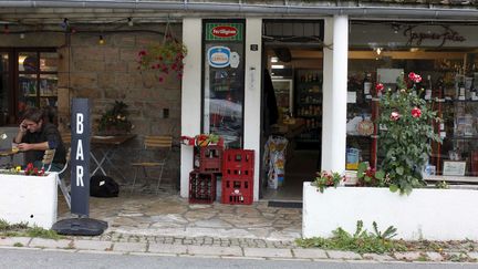 &nbsp; (L'épicerie de Tarnac, en Corrèze, théâtre de l'arrestation du groupe de Julien Coupat © BERNARD BISSON/JDD/SIPA)