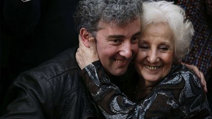 Le musicien Guido Carlotto/Ignacio Hurban en août dernier, avec sa grand-mère Estela Carlotto, la grande militante, présidente de l'Association des Grandes-Mères de la Place de Mai".
 (Natacha Pisarenko/AP/SIPA)