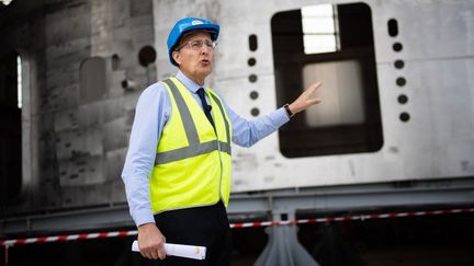 Bernard Bigot, directeur général du projet international Iter, lors d'une présentation à Saint-Paul-lès-Durance (Bouches-du-Rhône), le 28 juillet 2020. (CLEMENT MAHOUDEAU / AFP)