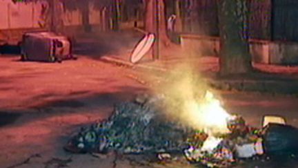 Différents objets et des véhicules ont été incendiés à Fréjus dans la soirée du 25 octobre 2009 (© France 2)