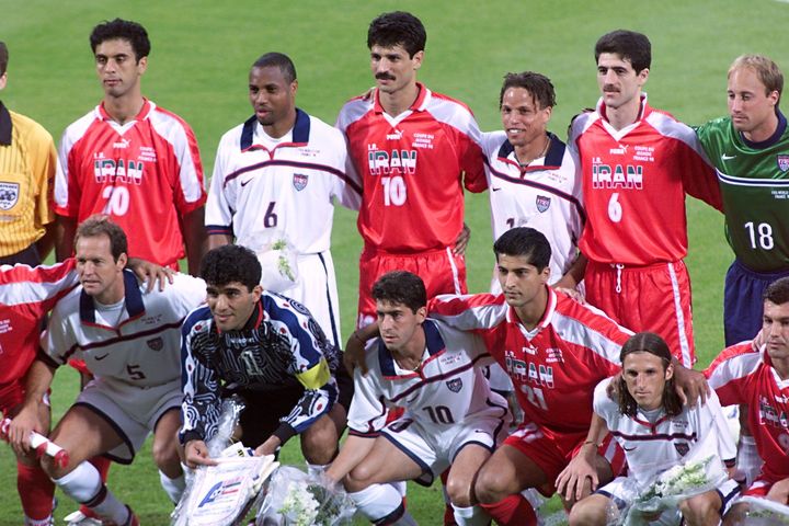 Les joueurs am&eacute;ricains et iraniens ont fraternis&eacute; avant leur match de Coupe du monde, le 21 juin 1998 &agrave; Lyon (France). (PASCAL GEORGE / AFP)