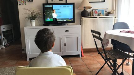 Gabin regarde les programmes éducatifs de France 4. (Marie-Hélène Rattin)