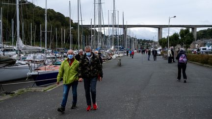 Des passants portent un masque à Saint-Brieuc (Côtes-d'Armor), le&nbsp;4 octobre&nbsp;2020. (MARTIN BERTRAND / HANS LUCAS / AFP)