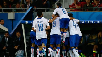 Les joueurs italiens célèbrent le premier but, le 13 juin 2016, au parc OL de Lyon (Rhône). (EVREN ATALAY / ANADOLU AGENCY / AFP)