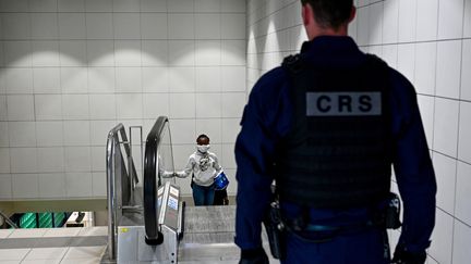 Un CRS en surveillance dans le métro (photo d'illustration). (DAMIEN MEYER / AFP)