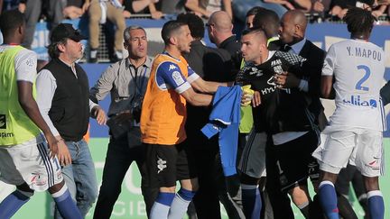 Des supporters de Bastia ont envahi la pelouse avant le coup d'envoi du match contre l'OL, dimanche 16 avril, au stade Armand-Cesari, à Bastia (Haute-Corse). (PASCAL POCHARD-CASABIANCA / AFP)