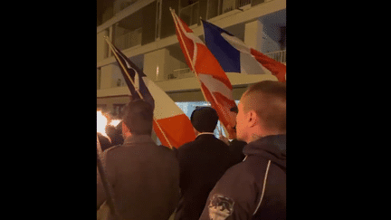 Une manifestation non autorisée a eu lieu mardi 16 mai à Annecy (Haute-Savoie). Les participants ont scandés des slogans d'extrême droite. (CAPTURE D'ECRAN VIDEO TWITTER)