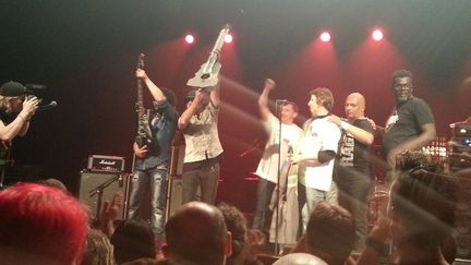 A la fin du concert de soutien vendredi 21 avril à La Souterraine, les ouvriers de GM&amp;S ont remis une guitare en métal au groupe Trust. (AUDREY TYSON / RADIO FRANCE)