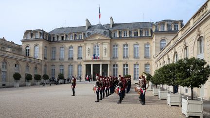 Des gardes r&eacute;publicains dans la cour d'honneur de l'Elys&eacute;e, le 2 juillet 2013 &agrave; Paris. (JACQUES DEMARTHON / AFP)