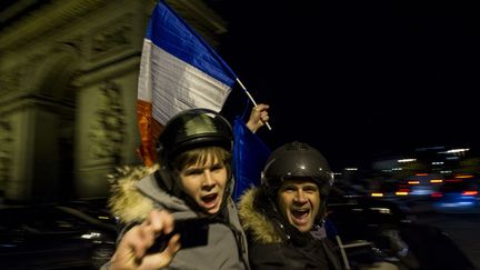 Des supporters c&eacute;l&egrave;brent la qualification&nbsp;de l'&eacute;quipe de France de football pour la Coupe du Monde 2014, Paris, le 19 novembre 2013. (FRED DUFOUR / AFP)