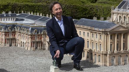 Stéphane Bern, au milieu du patrimoine de "France Miniature" à Elancourt (Yvelines) en avril 2018.
 (CAROLINE PAUX / CROWDSPARK)