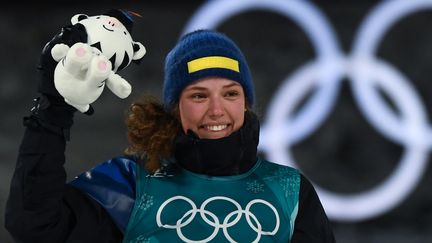 Hanna Oeberg savoure sa victoire olympique sur l'individuelle dames ce jeudi (FRANCK FIFE / AFP)