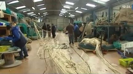 Des p&ecirc;cheurs r&eacute;parent des filets, dans le port de La Turballe (Loire-Atlantique). ( FRANCE 3 / FRANCETV INFO)