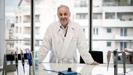 Le virologue Bruno Lina, ex-membre du Conseil scientifique et désormais membre du comité de veille et d'anticipation des risques sanitaires, le 14 janvier 2021 à l'hôpital de la Croix-Rousse, à Lyon. (JEFF PACHOUD / AFP)