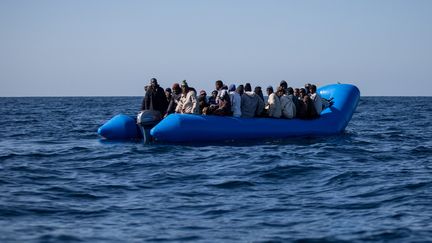 Des migrants tentent de traverser la Méditerranée au large de la Libye, le 19 janvier 2019. (FEDERICO SCOPPA / AFP)