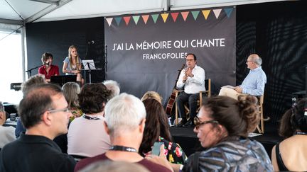 Aux Francofolies, Français Hollande s'est livré sur les chansons de sa vie, en compagnie d'Eric Fottorino. (XAVIER LEOTY / AFP)