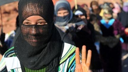 Marche de femmes, le 2 mars 2012, dans la région de Tinghir, à 160 km de Ouarzazate. Elles demandent une meilleure redistribution des bénéfices de la compagnie minière qui exploite des gisements d'argent. (AFP PHOTO / ABDELHAK SENNA)