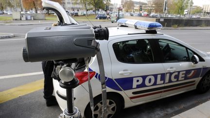 Un radar, est pos&eacute; un trottoir, pour contr&ocirc;ler les vitesses excessives, sur les quais de Bordeaux, le 29 octobre 2011. (JEAN-PIERRE MULLER / AFP)