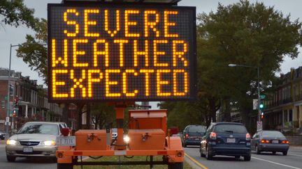 Un panneau de signalisation avertit les automobilistes de l'arriv&eacute;e de Sandy, &agrave; Washington D.C. (Etats-Unis), le 28 octobre 2012. (EVA HAMBACH / AFP)