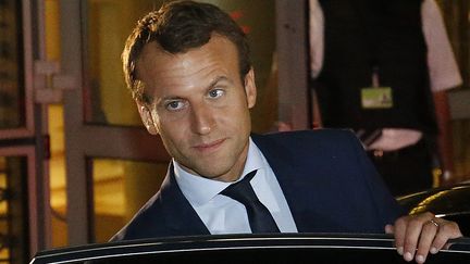 Emmanuel Macron mardi soir en train de quitter TF1 (MATTHIEU ALEXANDRE / AFP)