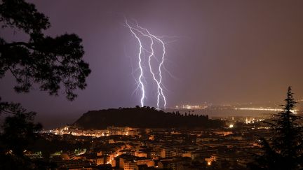 Un éclair au-dessus de Nice dans le sud de la France, le 30 septembre 2022 (image d'illustration. (VALERY HACHE / AFP)