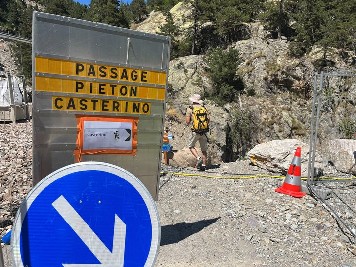 La route menant à Castérino détruite durant la tempête Alex est toujours coupée, 1er août 2022. (BENJAMIN RECOUVREUR / RADIO FRANCE)