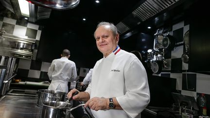 Le chef Jo&euml;l Robuchon dans la cuisine de la Grande Maison, &agrave; Bordeaux (Gironde), le 12 d&eacute;cembre 2014. (MAXPPP)