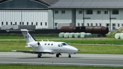 Le footballeur allemand Sami Khedira arrive en jet privé à Bolzano (Italie), en mai 2018. (MIGUEL MEDINA / AFP)