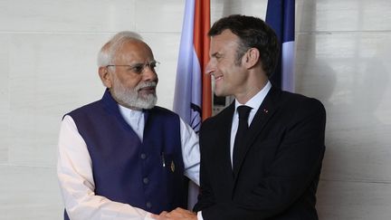 Le Premier ministre indien, Narendra Modi et le président français, Emmanuel Macron lors d'une réunion en marge du Sommet des dirigeants du G20 à Bali, en Indonésie, le 16 novembre 2022. (ACHMAD IBRAHIM / POOL / AP POOL)