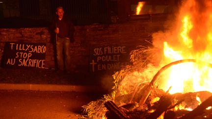 Un salari&eacute; de Tilly-Sabco, volailler breton menac&eacute; de cessation de paiement, manifeste devant la sous-pr&eacute;fecture de Morlaix (Finist&egrave;re), le 4 novembre 2013. (DAMIEN MEYER / AFP)