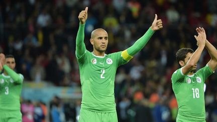 Les Algériens remercient leur public après l'élimination en Coupe du monde face à l'Allemagne 2-1. (GABRIEL BOUYS / AFP)