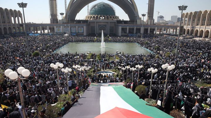 L'ayatollah Ali Khamenei s'adresse à la foule le 4 octobre 2024 à Téhéran (Iran). (BUREAU DE PRESSE DU LEADER IRANIEN/HAND/ANADOLU)