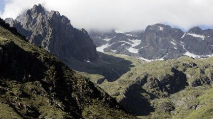 Le massif des Ecrins, derrière le village de la Chapelle-en-Valgaudémar (Hautes-Alpes) (AFP - JEAN-PIERRE CLATOT)