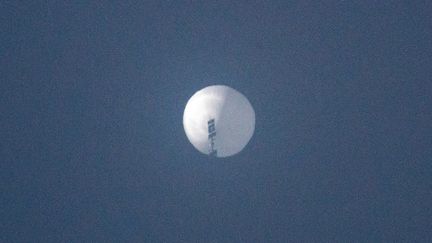 Un ballon suspecté d'être utilisé par la Chine à des fins d'espionnage survole Billings, dans le Montana (Etats-Unis), le 1er février 2023. (CHASE DOAK / AFP)