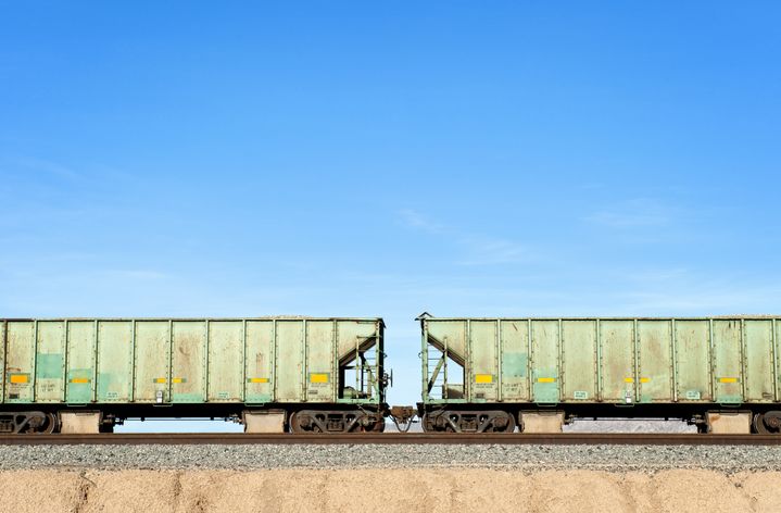 "L’objectif est de passer de 9% des marchandises qui transitent aujourd’hui par les rails, à 18% en 2030",&nbsp;a déclaré le ministre Jean-Baptiste Djebarri, lundi 13 septembre. (Illustration) (THOMAS WINZ / THE IMAGE BANK RF / GETTY IMAGES)