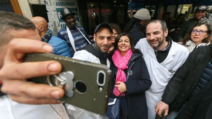 Anne Hidalgo pose avec des habitants du quartier Château Rouge, à Paris, le 10 mars 2018.&nbsp; (MICHEL STOUPAK / NURPHOTO / AFP)