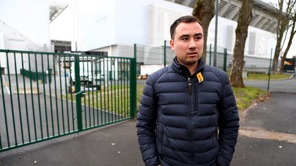 Le conseiller régional Les Patriotes Guillaume Kaznowski devant le Stade Bollaert de Lens, le 13 mars 2018. (MAXPPP)