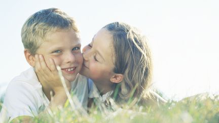 La journaliste Morgane Pellennec a recueilli les lettres d'amour que s'envoient les enfants. (LAURENCE MOUTON / MAXPPP)