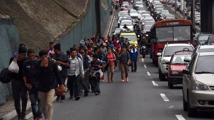 Une partie de la "caravane" des migrants honduriens quitte la ville de Guatemala City pour se diriger vers le Mexique, le 18 octobre 2018. (JOHAN ORDONEZ / AFP)