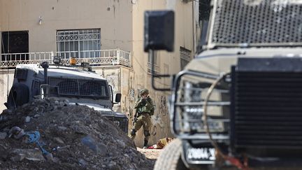 Un soldat israélien en patrouille dans le camp de réfugiés de Jénine, lors d'une opération militaire, le 29 novembre 2023. (ZAIN JAAFAR / AFP)