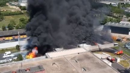 Val-d'Oise : impressionnant incendie d'un entrepôt de déchets toxiques à Saint-Ouen-l'Aumône