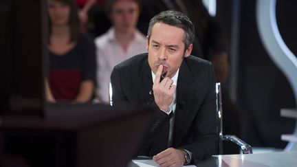 Yann&nbsp;Barthès, le 16 mars 2012 sur le plateau du "Petit journal" de Canal+. (LIONEL BONAVENTURE / AFP)