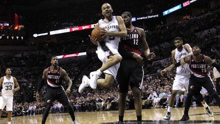 Tony Parker (San Antonio Spurs) passe devant LaMarcus Aldridge (Portland Trailblazers) (CHRIS COVATTA / GETTY IMAGES NORTH AMERICA)