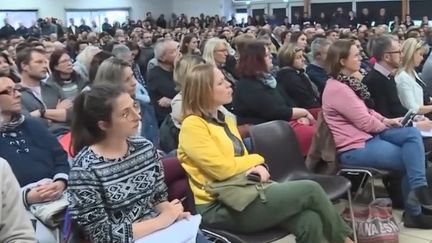 De nombreux habitants de Sainte-Pazanne (Loire-Atlantique) ont accouru à une réunion publique. (CAPTURE D'ÉCRAN FRANCE 3)