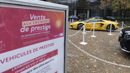 Vente aux enchères de produits de luxe confisqués, à Paris, le 4 novembre 2021. (VINCENT ISORE / MAXPPP)