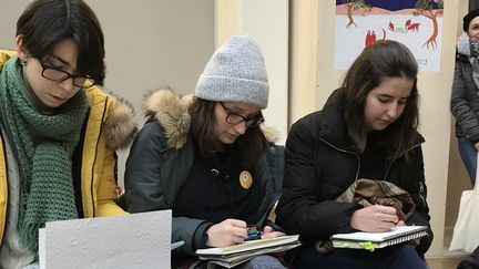 Étudiantes de l’école Jean Trubert présentent leur école à Angoulême
 (Laurence Houot / Cultutebox)